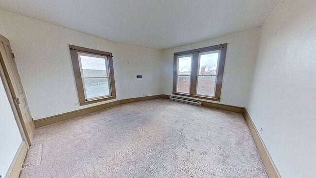 Building Photo - Spacious 2 Bedroom Apartment