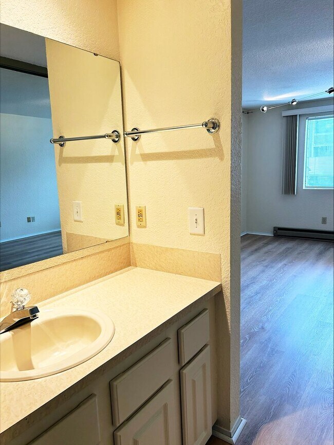 Building Photo - 2 Bedroom 1.5 Bath Condo Renton - 1 Carpor...