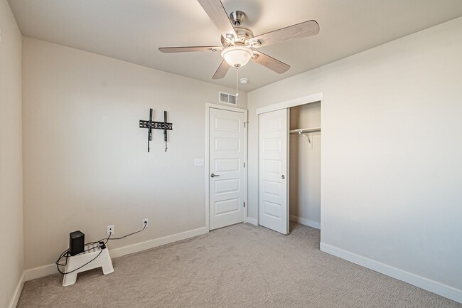 Building Photo - Modern 2BD, 2.5BA Broomfield Townhome with...