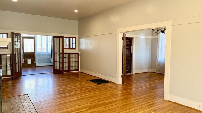 Building Photo - 130 E Malone St