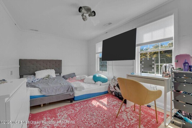 Building Photo - 373 W Park Ave