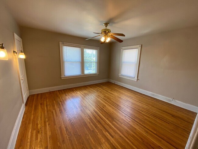 Building Photo - 2084 Waldeck Ave