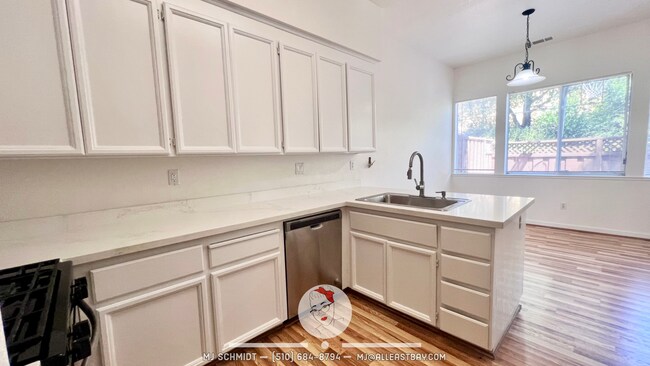 Building Photo - 303 Sutton Cir