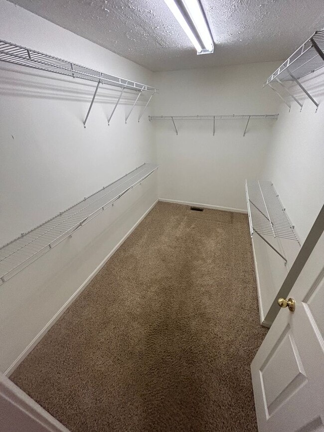 Building Photo - Charming 3-bedroom, 2.5-bathroom home loca...