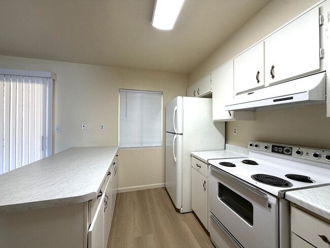 Building Photo - Glendale 3 Bed / 2 Bath Townhome | Two-Story Layout