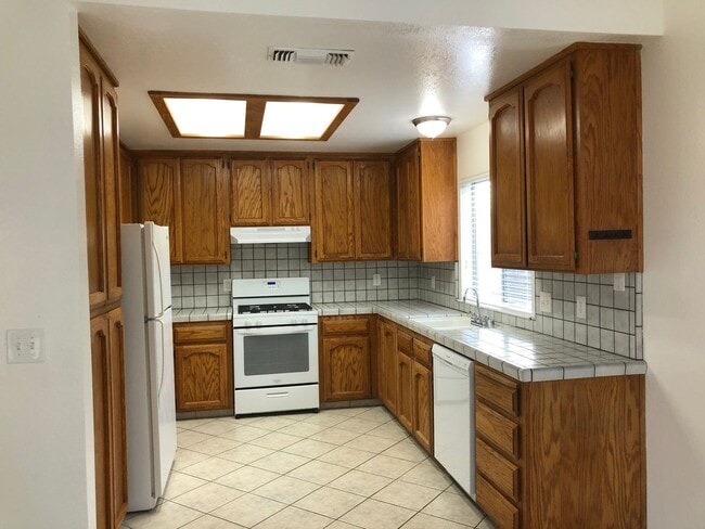 Building Photo - 3-Bed, 2-Bath Single-Family Home (Lease as...