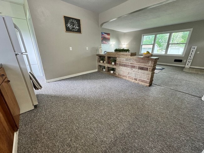 Building Photo - 2 bed, 1 bath home for rent in Hudson available IMMEDIATELY