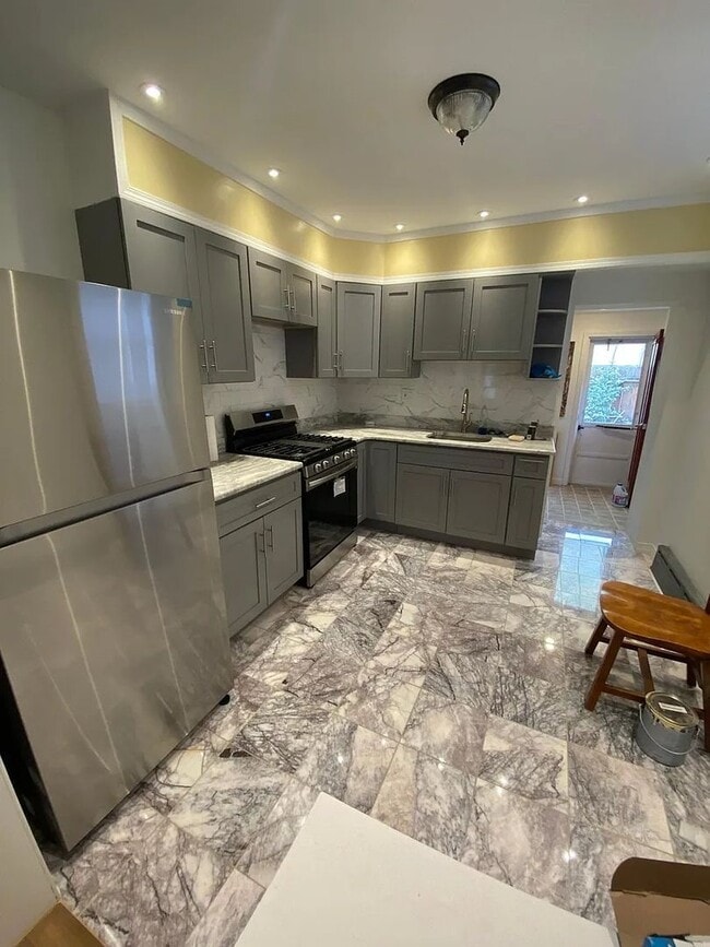 Building Photo - Recently updated 3 Beds 1.5 Bath home, loc...