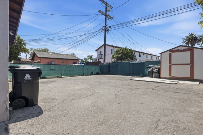 Building Photo - 130 E Colden Ave