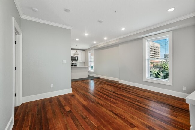 Building Photo - 405 24th St