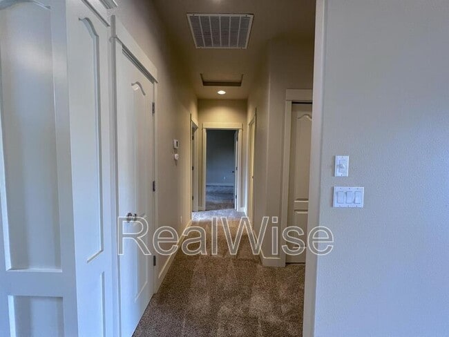 Building Photo - 835 Nutcracker Dr