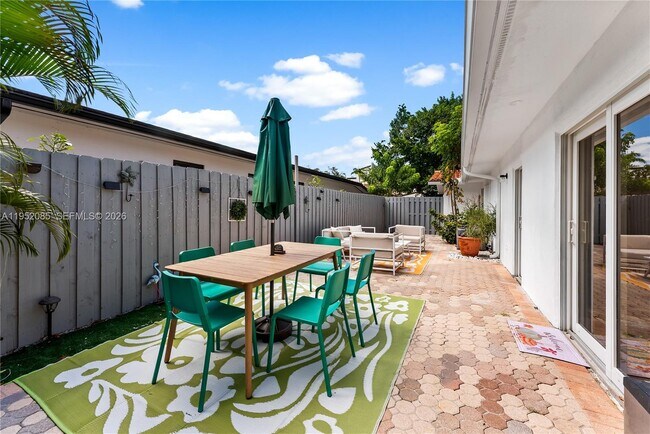 Building Photo - 2600 NE 15th St