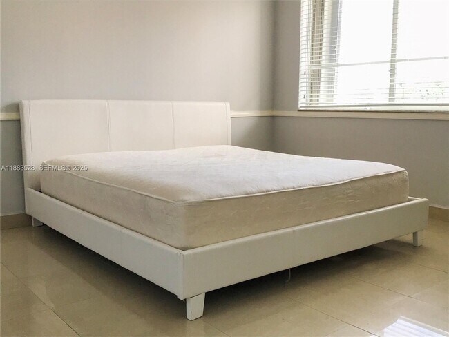 Building Photo - 2642 Collins Ave