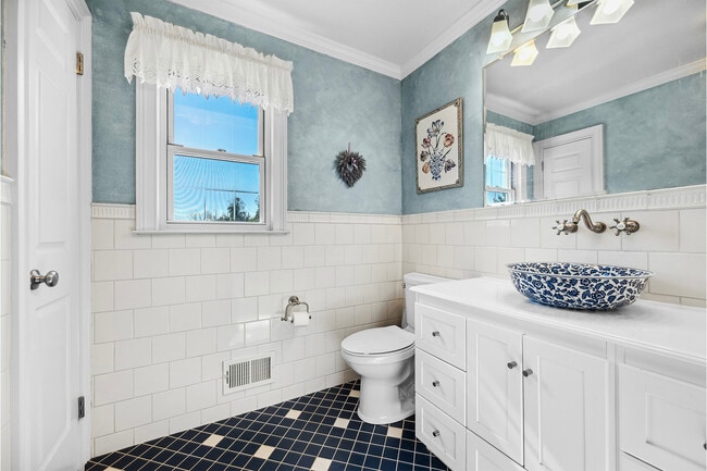 Building Photo - 35 Salters Farm Rd