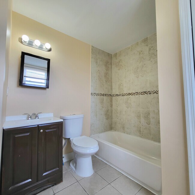 En-suite Bath - 501 S 10th St