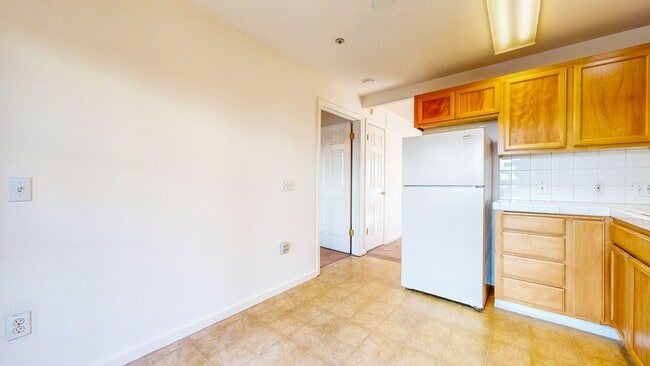 Building Photo - Bright first floor 2 bedroom with washer &...