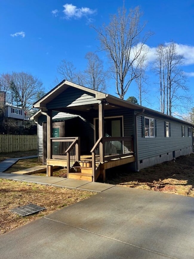 Building Photo - Black Mountain Rental-Fabulous Location!
