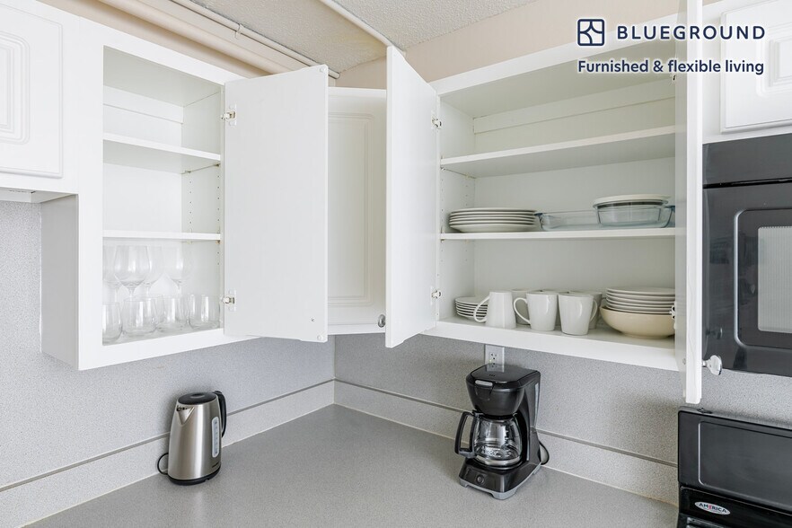 Building Photo - 812 Memorial Dr