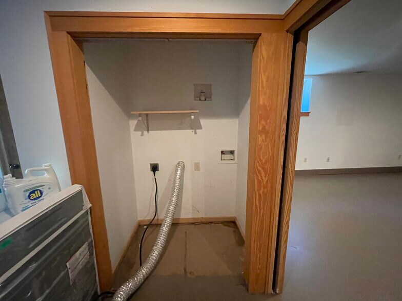 washer/dryer hook up - 127 Flint St