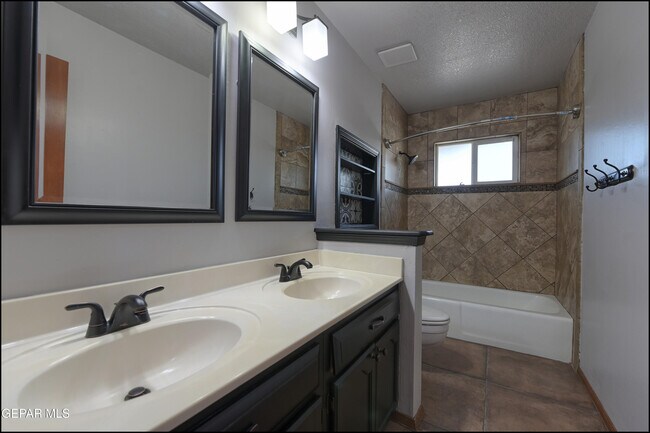 Building Photo - 6412 Via Aventura Dr