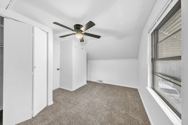 Building Photo - Stunning 5 Bed, 2 Bath Euclid Ohio!