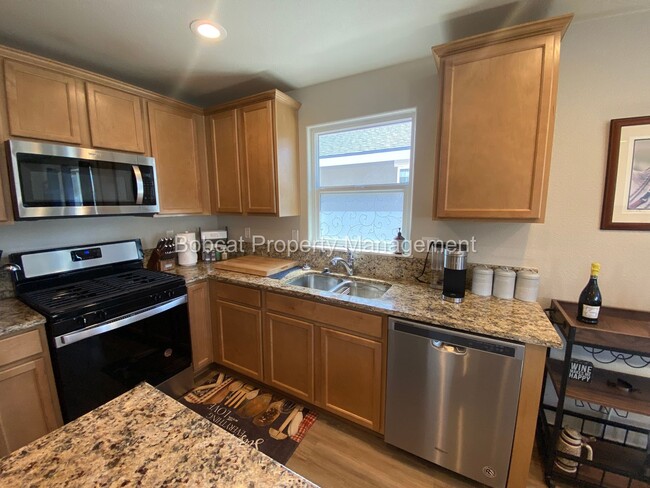 Building Photo - Nicely Furnished Townhome in Indian Hills