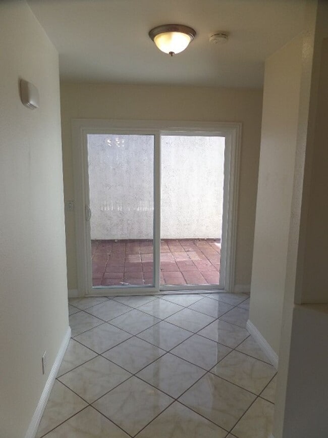 Building Photo - 3 Bedroom-2 Bathroom Single Story Home in ...