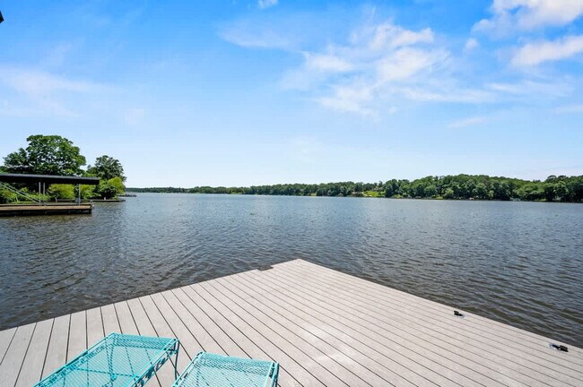 Building Photo - 138 Lake Dr
