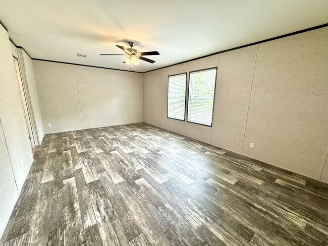 Building Photo - Huge 5 Bedroom 3 Bathroom Hastings Home Lo...