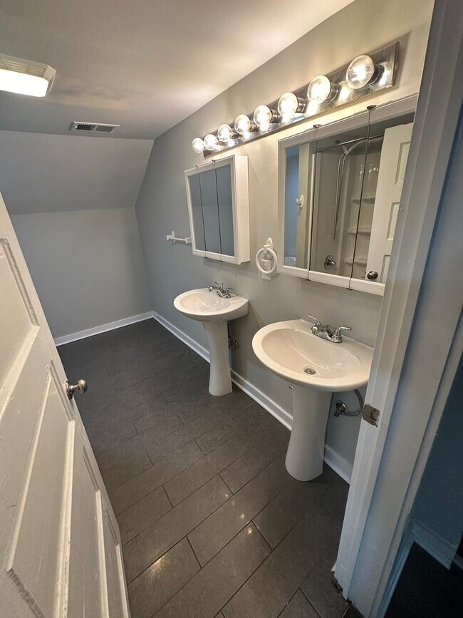 Building Photo - 146 W Lexington Ave