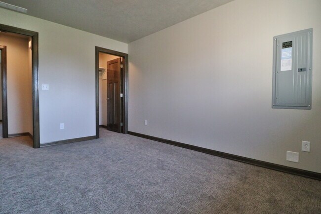 Building Photo - HUGE 4 bedroom home with fenced in backyard!