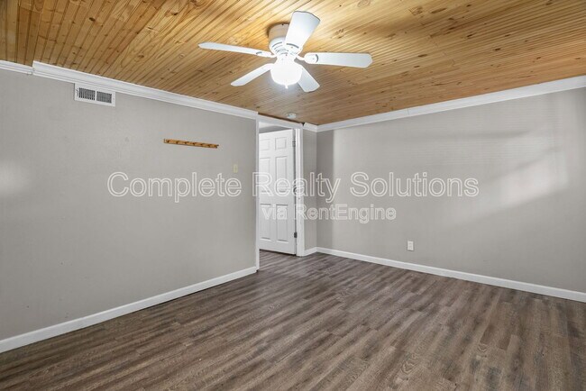Building Photo - 8028 Wynwood Dr