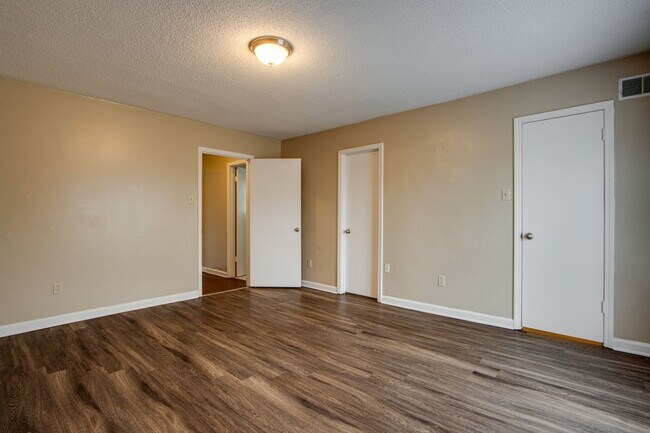 Building Photo - 5635 Crievewood Dr