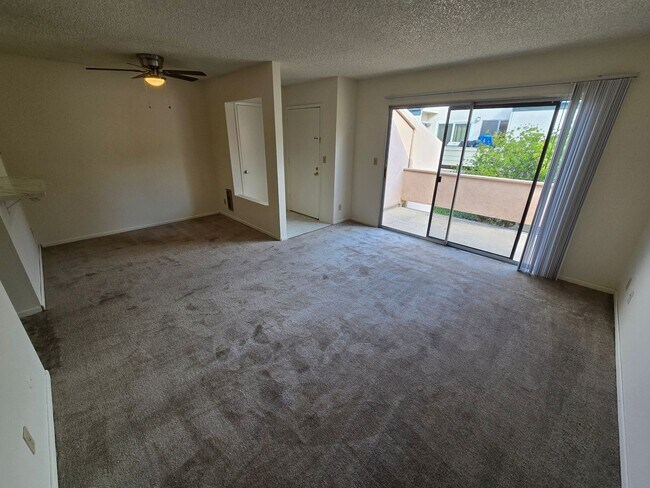 Building Photo - Bright Upstairs Studio Near Mesa College – Updated & Move-In Ready
