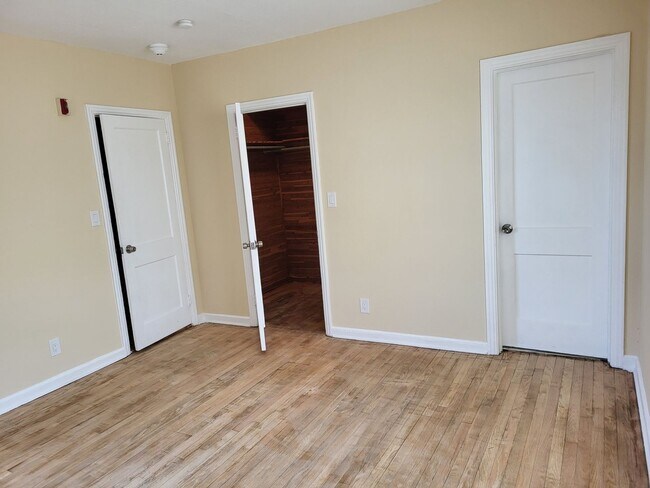 Building Photo - Renovated 4/2.5 Home with garage and large private backyard