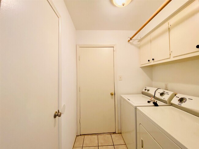 Building Photo - 3123 Sam Houston Dr