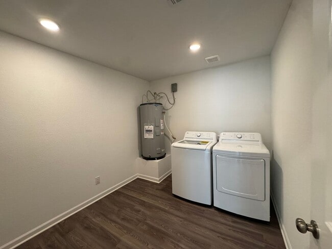 Building Photo - Laughlin Ranch New 3 Bed, 2 Bath close to Water, on Parkway