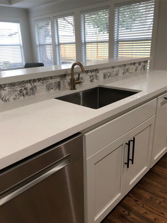 Building Photo - 1346 Chantilly Ln