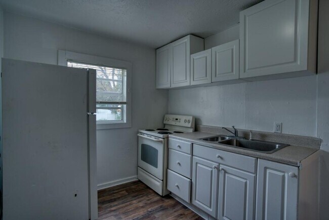 Building Photo - 1735 13th Ave S
