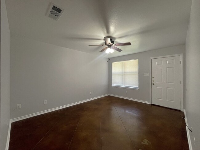 Building Photo - 203 Memory Ln