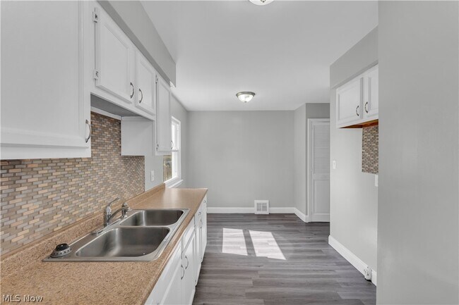 Building Photo - 5535 Oakwood Ave