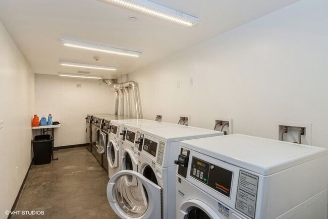 Building Photo - $1,350 | 1 Bedroom, 1 Bathroom Furnished A...