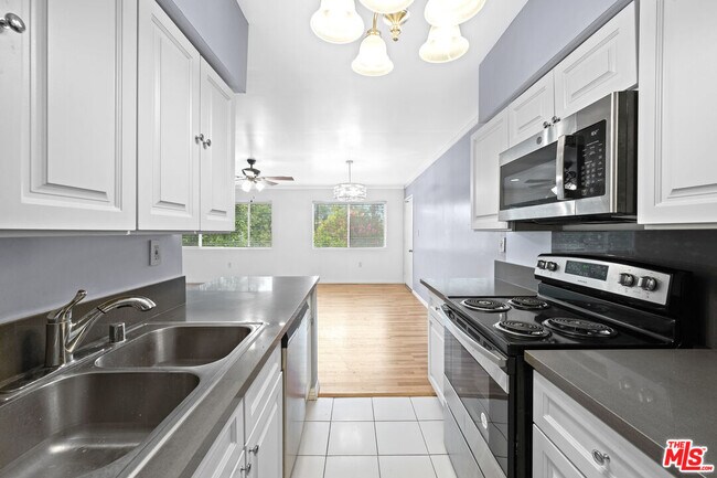 Building Photo - 12801 Moorpark St