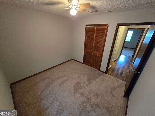 Building Photo - 425 Sunnyside Dr