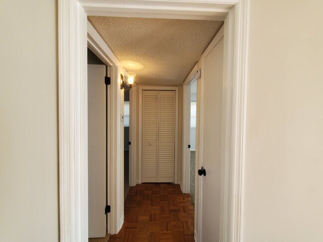 Building Photo - "Charming and Newly Updated 2-Bed Duplex Retreat in Hendersonville – 900 Sq Ft of Cozy Living!"