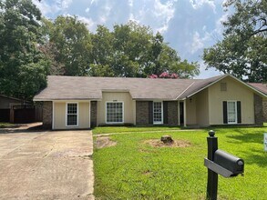 Building Photo - Nice 3/2 with bonus rm in Carriage Hills