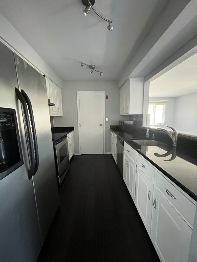 Primary Photo - 183 Livingston Pl