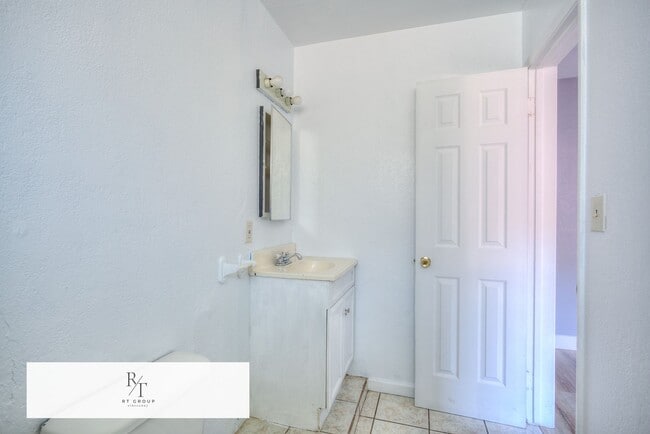 Building Photo - Spacious 4-Bedroom Home on Nearly 1 Acre –...