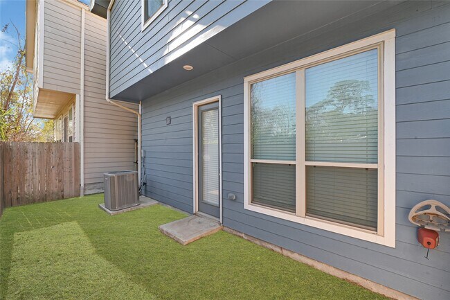 Building Photo - 5104 Chapel Heights Dr