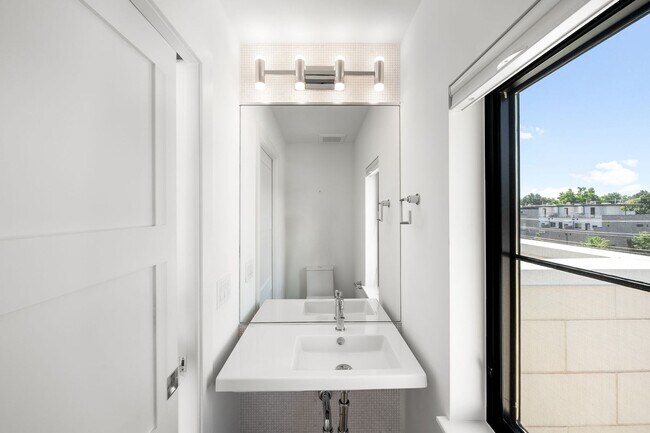 Building Photo - LUX 3BD, 5BA Modern Townhome at 9th & CO Near Congress Park